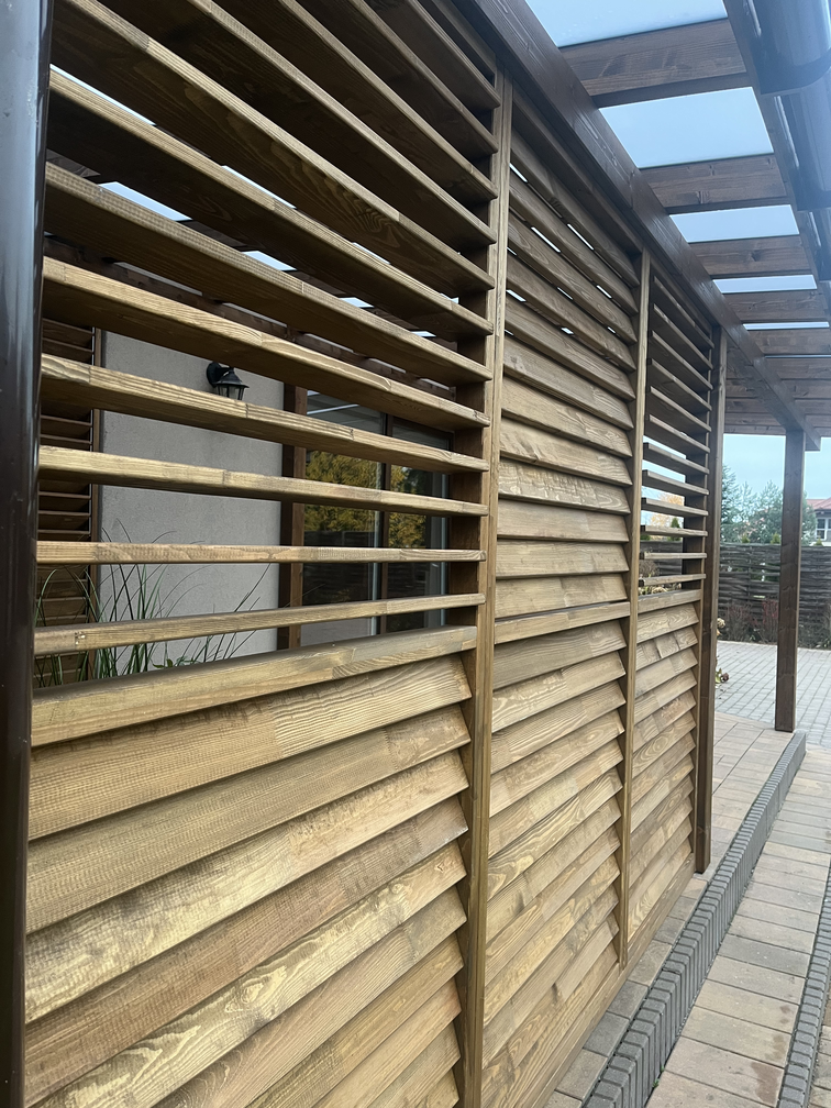 Żaluzje drewniane w Piasecznie wykonane przez firmę Kreator Tarasu